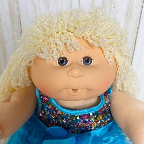 Authentic first edition blonde cabbage patch doll - Picture 3 of 7